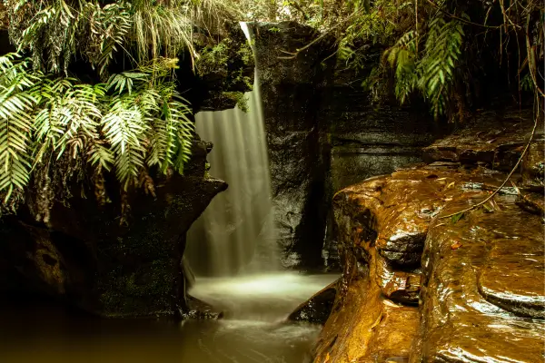 "Cachoeira em meio a paredões rochosos e vegetação da Serra da Mantiqueira, em Carrancas MG"