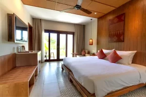 "Quarto aconchegante em hotel-fazenda sustentável, com decoração rústica e vista para a natureza em Minas Gerais"