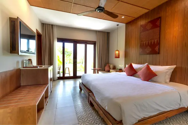 "Quarto aconchegante em hotel-fazenda sustentável, com decoração rústica e vista para a natureza em Minas Gerais"