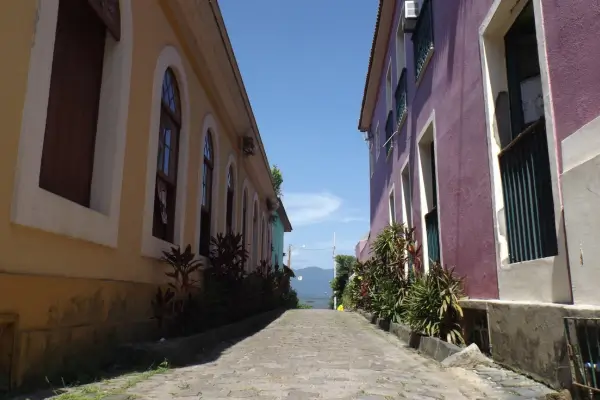 “Arquitetura histórica preservada em São Lourenço, com casarões e rua de paralelepípedos.”