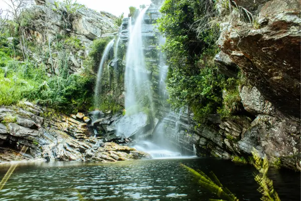 “Cachoeira da Serra do Cipó com queda d’água cristalina entre paredões rochosos e vegetação nativa em Minas Gerais.”