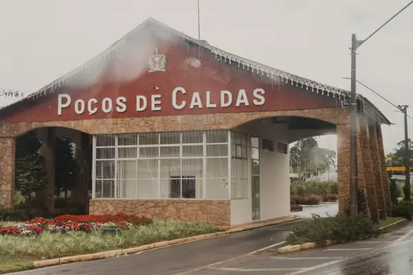 “Portal de entrada de Poços de Caldas, ponto turístico icônico da Serra da Mantiqueira.”