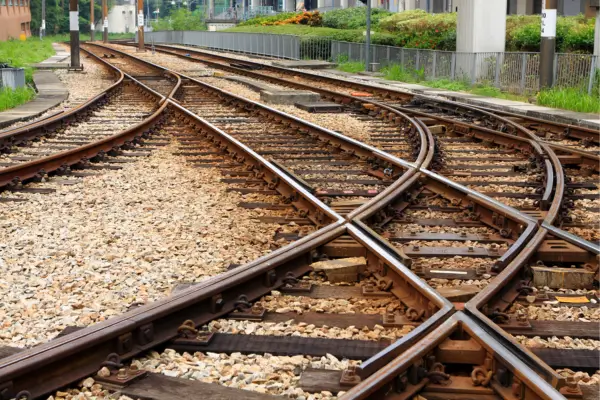 “Encontro de trilhos ferroviários em Divinópolis, Minas Gerais, simbolizando o passado industrial e ferroviário da cidade.”