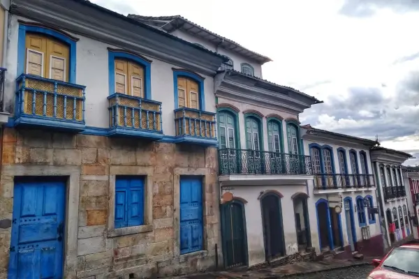 “Casarões coloniais de Ouro Preto com fachadas coloridas, janelas antigas e arquitetura histórica típica de Minas Gerais.”