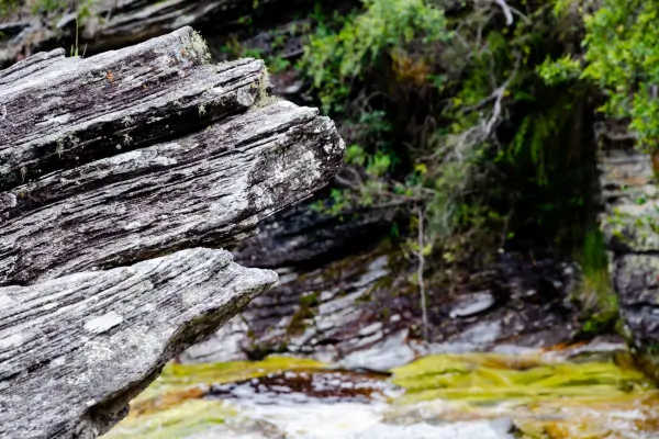 “Cachoeira cristalina em Ibitipoca, ponto turístico famoso na Serra da Mantiqueira.”