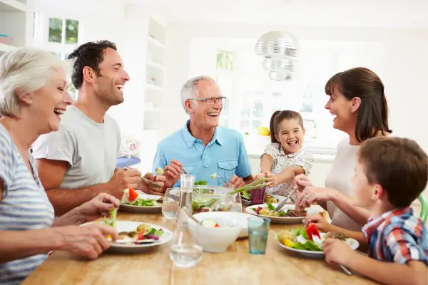 Familia reunida em volta da mesa