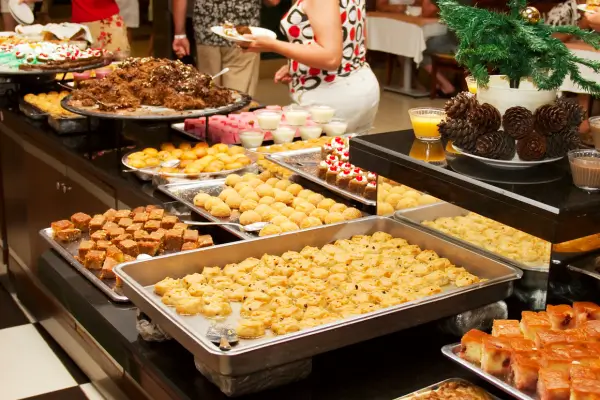 Mesa cheia de doces e salgados