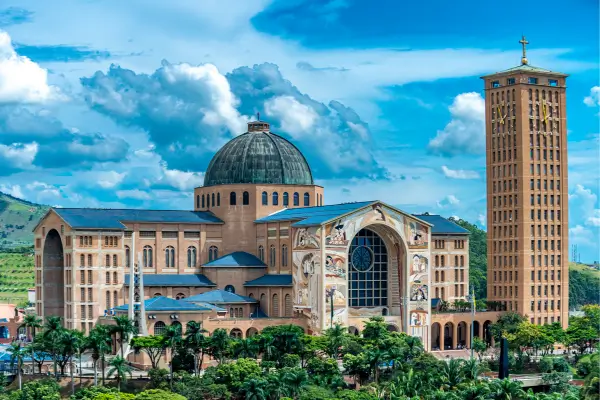 Igreja com cúpula e torre alta