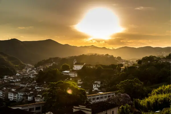 Pôr do sol sobre cidade montanhosa