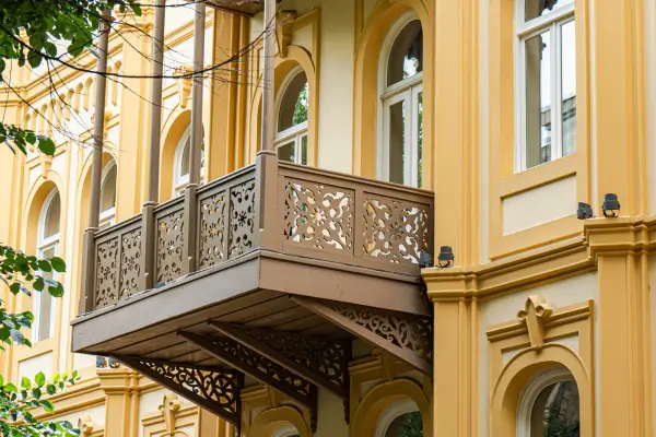 “Sacada histórica em estilo colonial em vila de mineração”