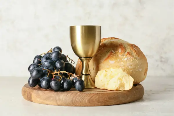 Uvas, pão e cálice de vinho.