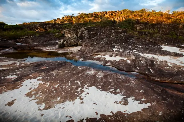 Paisagem rochosa com água cristalina