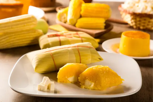 Pratos típicos de milho amarelo