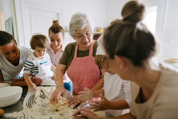Cozinhando juntos em família.
