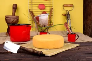 “Queijos artesanais mineiros maturados nas serras, parte da tradição gastronômica local.”