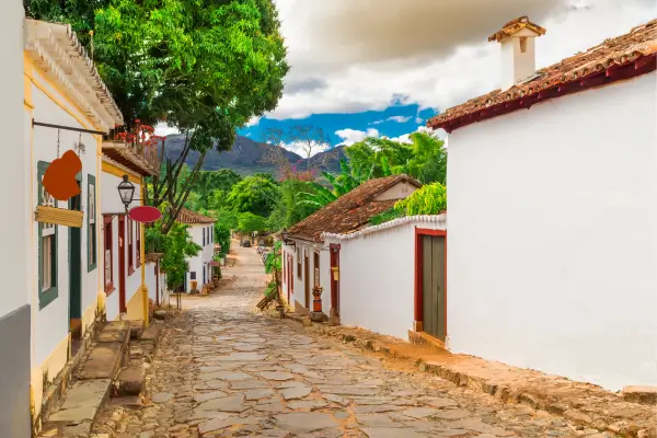 Rua tranquila com casas brancas.