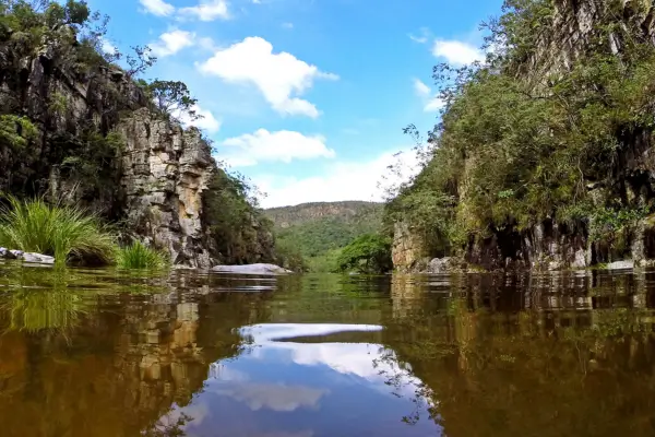 Paisagem de Minas Gerais com montanhas e nascente de rio, berço das águas do Brasil