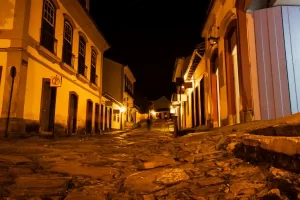 Ruas de paralelepípedo iluminadas à noite