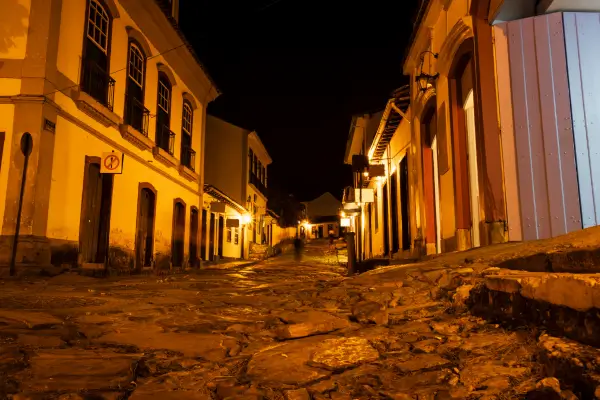 Ruas de paralelepípedo iluminadas à noite