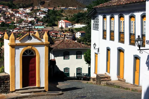 Ruas históricas de cidade colonial